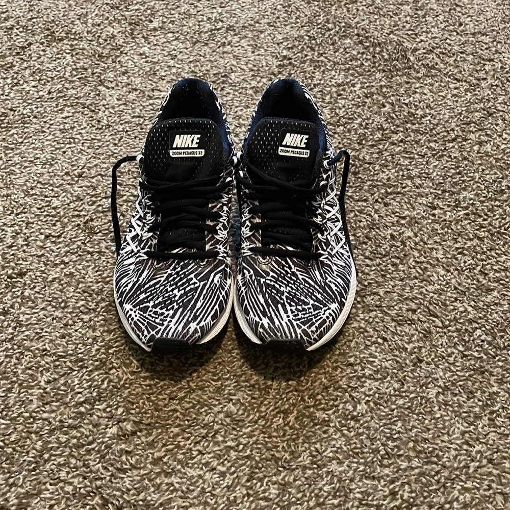 Nike women size 8 Pegasus Running Shoe